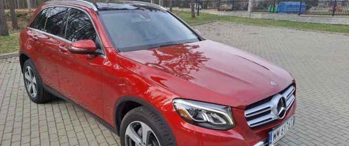 Mercedes GLC - widok na placu z bliska