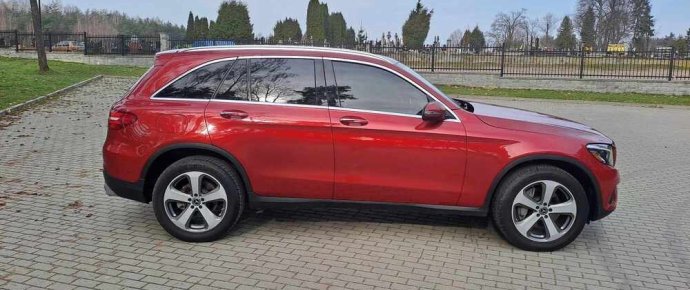 Mercedes GLC - widok na placu z boku