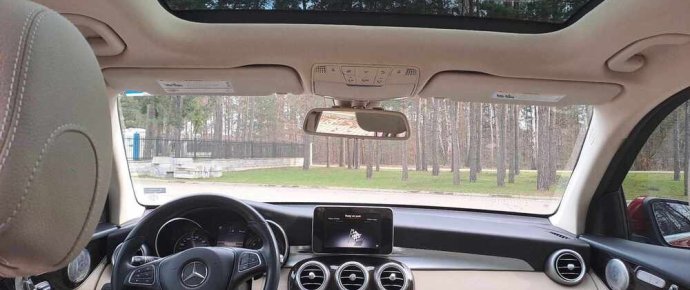 Mercedes GLC - deska rozdzielcza i dach panoramiczny