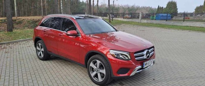 Mercedes GLC - widok na placu