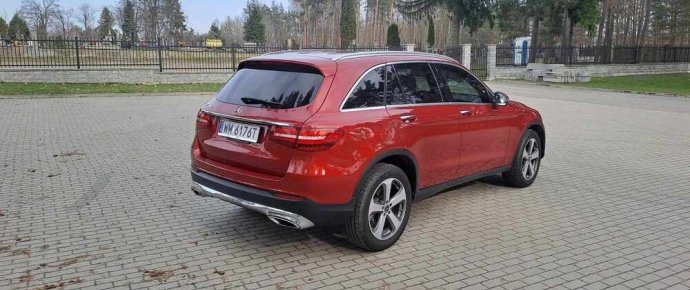 Mercedes GLC - widok na placu, z tyłu